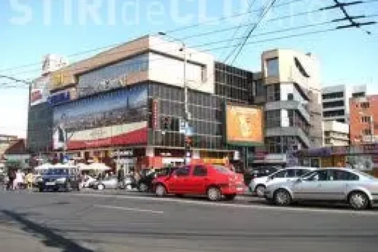 Accident rutier în hala din Piața Mihai Viteazu. O femeie a fost grav rănită