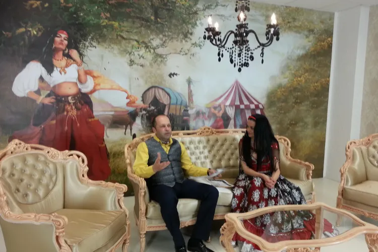 Romii și-au deschis televiziune la Cluj. Decorul e cu ”Răpirea din serai” - FOTO