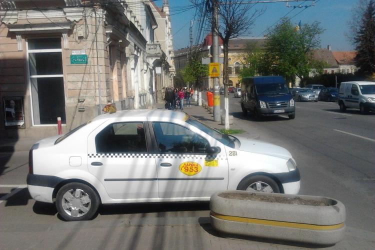 Taximetrist din Cluj cu permis de parcare de la Armată !? - FOTO