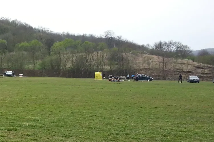 Respect ZERO! Parcarea pe Valea Gârbăului e goală, iar clujenii au intrat cu mașinile pe gazon - FOTO