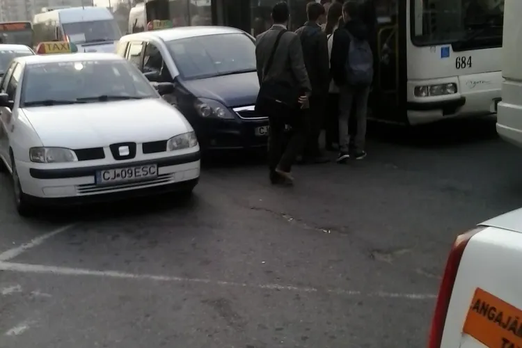 Așa arată stația de autobuz din Mărăști: Cum ar urca în autobuz o persoană în scaun cu rotile - FOTO