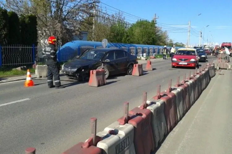 Accident la Polus! Patru mașini și o motocicletă au lovit balizele de pe drum