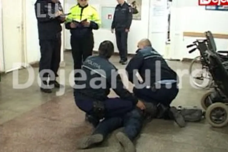 Bătaie în sediul Poliției Dej. Agresorul a fost imobilizat de polițiști – VIDEO