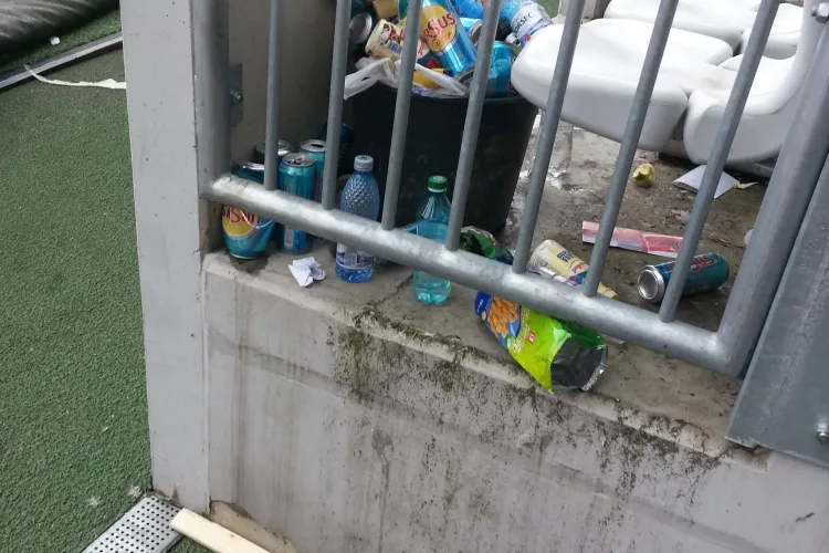 După Maratonul Internațional au rămas numai gunoaie pe stadion - FOTO