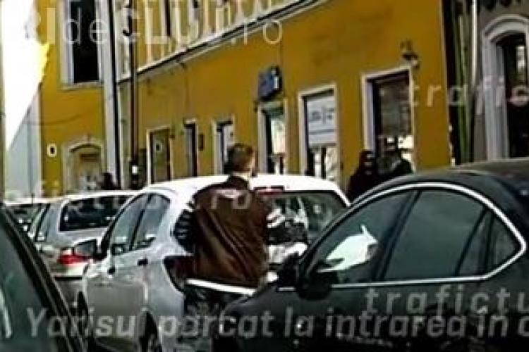 Șoferul unui Porsche, FILMAT la Cluj când rupea ștergătoarele unei mașini pe Eroilor - VIDEO