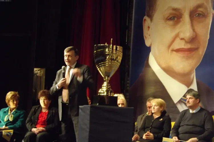 Norica Nicolai, candidatul PNL la europarlametare, a primit la Cluj o cupă gen Champions League - FOTO