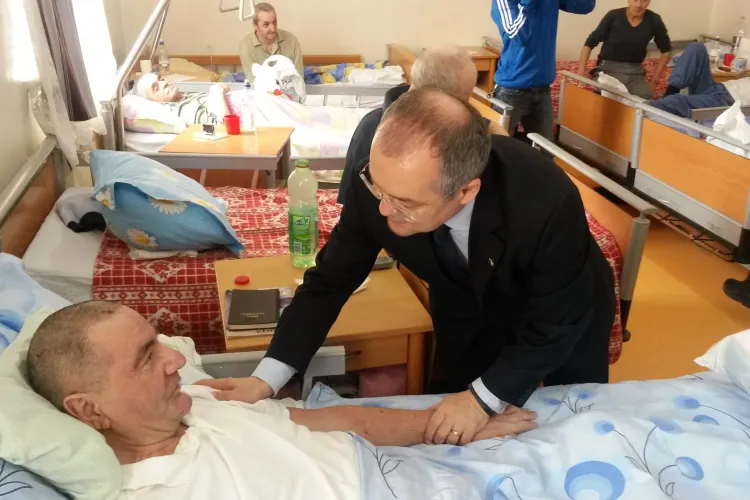 Cadouri pentru vârstnicii de la Centrul de Bătrâni. Nu a lipsit poza de Facebook - VIDEO