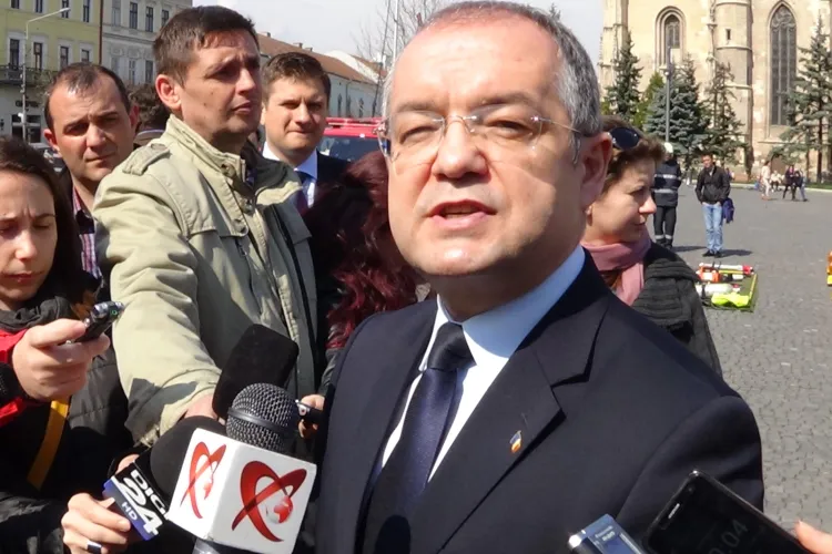Emil Boc către Ioan Petran: ”Să pună mâna pe carte”. Șeful liberal a confundat salubritatea menajeră cu cea stradală - VIDEO