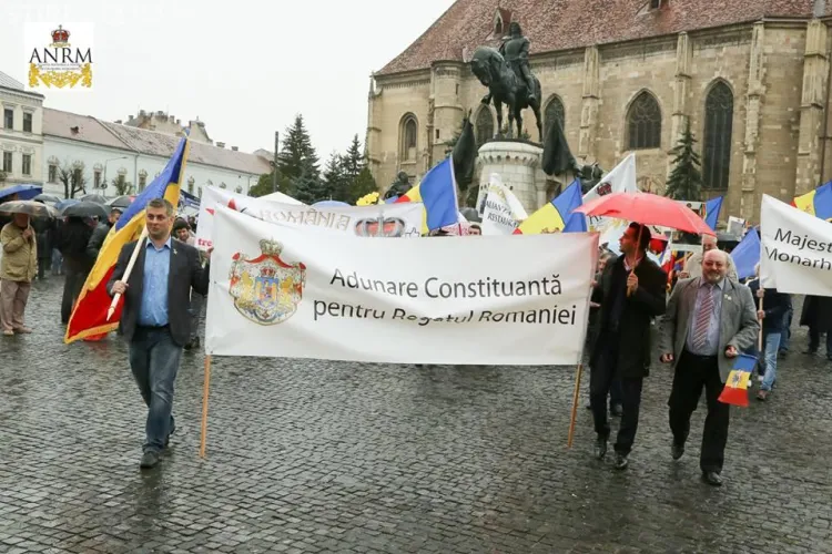 Iubitorii Monarhiei au mărșăluit prin Cluj-Napoca - FOTO