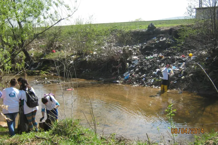 150 de saci cu deşeuri, adunați de pe Someșul Mic și Căpuș - FOTO