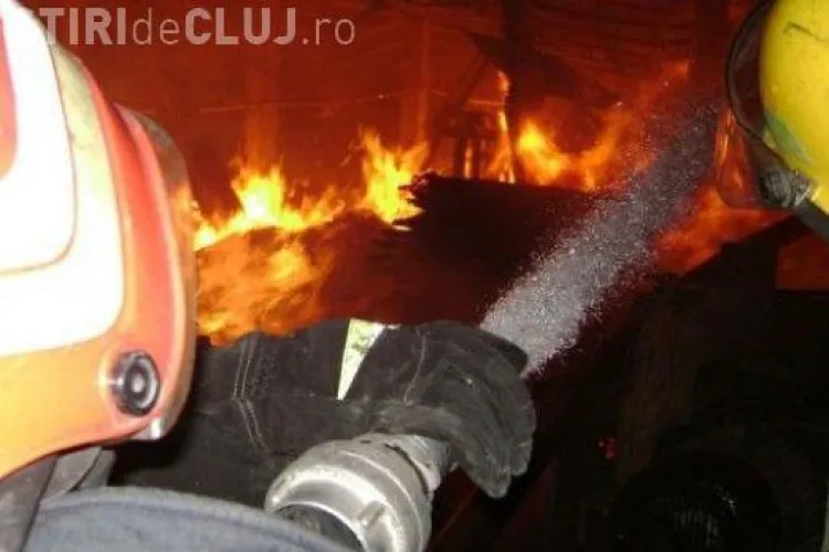 Incendiu puternic la Dej. A ars un atelier de tâmplărie improvizat - VIDEO