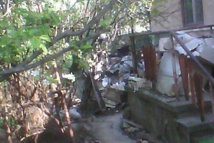 Munte de gunoaie în curtea unei case din Gheorgheni: ”Parcă ar fi la Pata Rat” FOTO