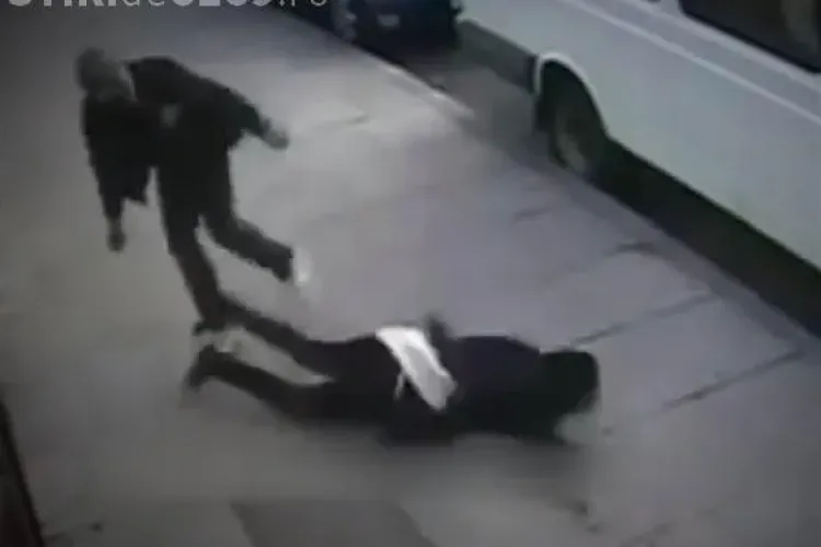 Jocul ”lovește și fugi” - knockout, din SUA, presupune ca victima să fie doborâtă dintr-un singur pumn - VIDEO