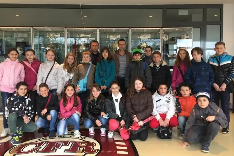 ”Școala Altfel” la CFR Cluj. Elevii s-au întâlnit și s-au pozat cu jucătorii