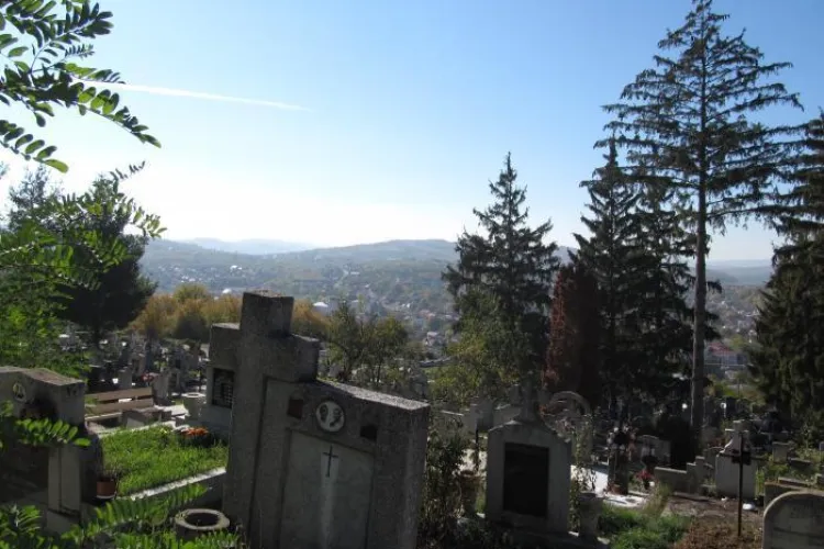 Scandal de mari proporții la Dej. Aproape s-au bătut în cimitir de față cu polițiștii VIDEO