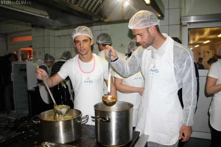 Fotbaliștii de la U Cluj și copiii cu dizabilități au împărțit mâncare persoanelor fără adăpost FOTO