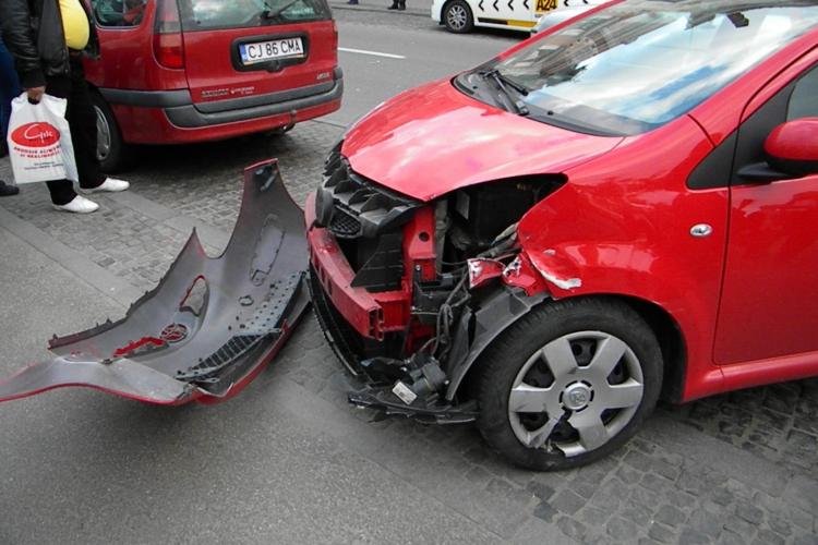 Accident pe strada Teodor Mihali. Una dintre mașini era condusă de o femeie gravidă, iar în spate erau trei copii
