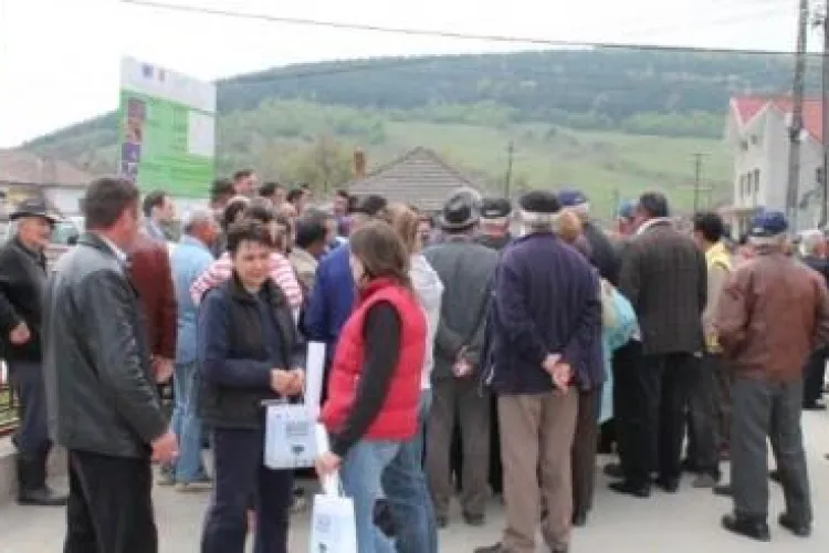 Sătui de KIAT, oamenii din Fizesu Gherlii au protestat. Drumul lor a fost asfaltat cu PIETRIȘ - VIDEO