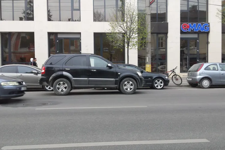 Tupeu maxim! Și-a parcat mașina pe Dorobanților, timp de o oră, blocând o bandă - FOTO 
