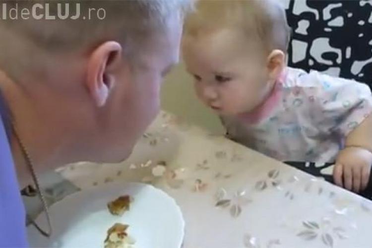 Cum își ceartă o fetiță de un an tatăl, care i-a reproșat că a făcut mizerie la masă - VIDEO