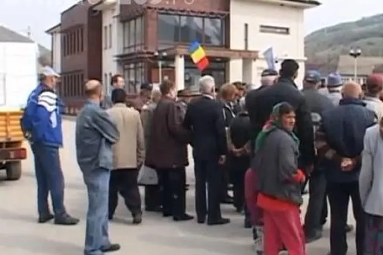 Protest de amploare la Fizesu Gherlii din cauza neasfaltării drumurilor VIDEO