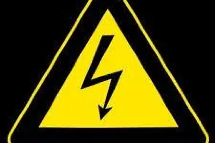 Un elev de 16 ani s-a electrocutat la gara CFR din Turda. Are arsuri pe 80% din corp