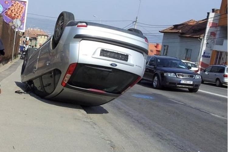 Parcare DE TOT RÂSUL pe Calea Turzii. Un șofer nu a tras frâna de mână și i s-a răsturnat mașina FOTO