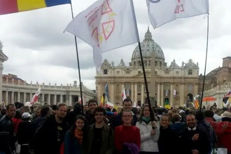 Clujenii au dus tricolorul la Roma, la canonizarea Papei Ioan Paul al II-lea și Papei Ioan al XXIII-lea - FOTO