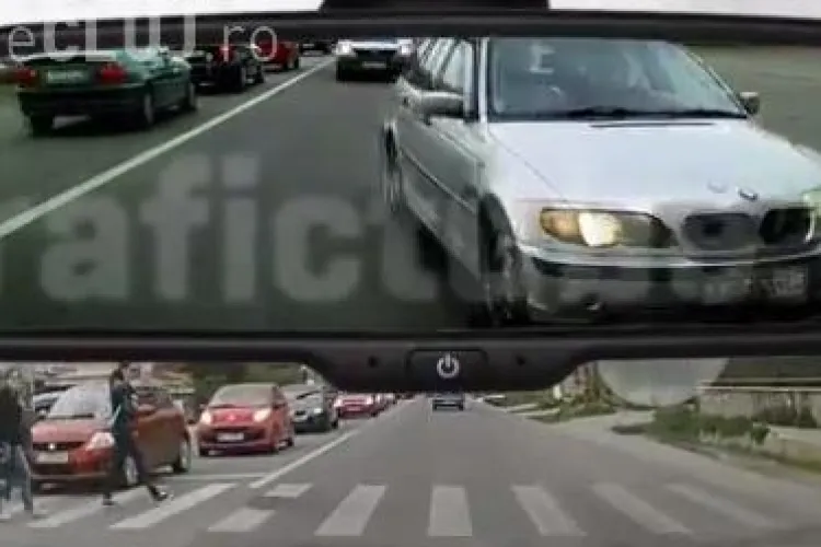 Cum circulă nebunii prin Cluj! Șoferul unui BMW la un pas să omoare pietonii pe trecere - VIDEO