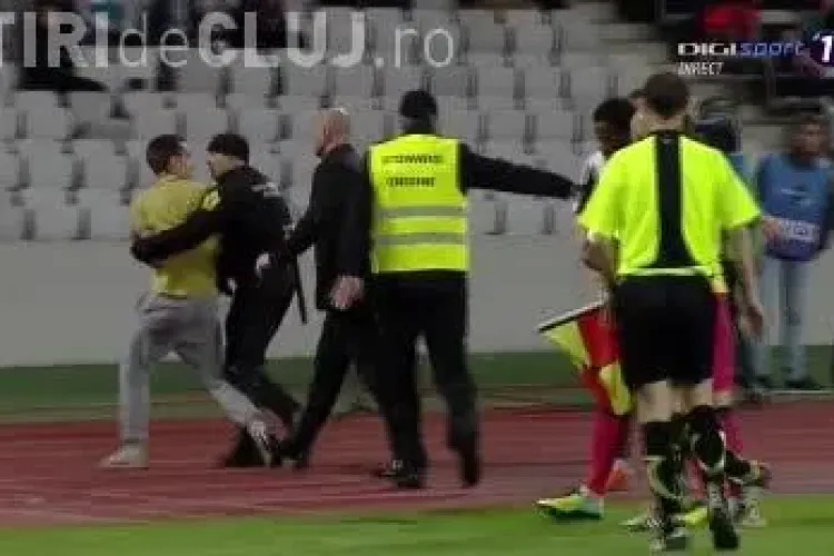 Jucător U Cluj despre intrarea suporterului în teren: Un drogat / Teja: Nu cred că a făcut ceva rău
