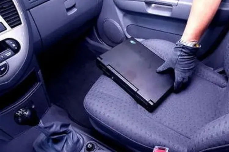 Un clujean a rămas fără laptop după ce a lăsat mașina descuiată în propria curte