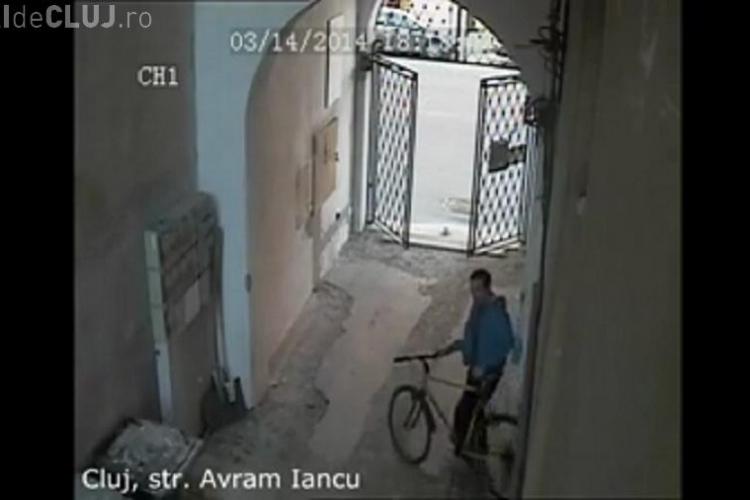 Hoț de biciclete filmat pe strada Avram Iancu în timpul ”serviciului” - VIDEO