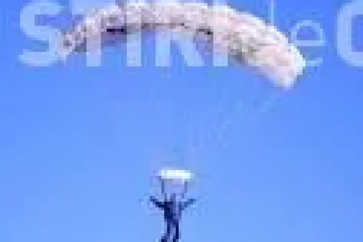 Aterizare forțată cu parapanta într-o casă din Mărișel.  Un sportiv clujean a ajuns la spital