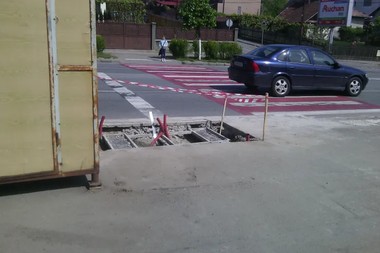 Automat de vânzare a biletelor CTP riscă să pună în pericol pietonii, pe strada Corneliu Coposu - FOTO