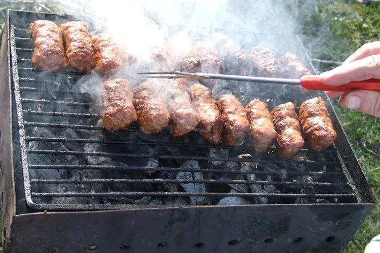 Micii, campionii grătarului de 1 Mai. Românii au consumat peste 30 milioane de mici într-o singură zi