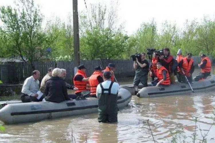 Imaginea ZILEI! Premierul Ponta tras cu barca de pompieri și jandarmi - FOTO