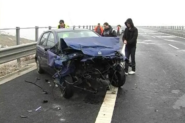 Accident pe Autostrada Transilvania! I-a ”crăpat” mașina și a intrat în parapet
