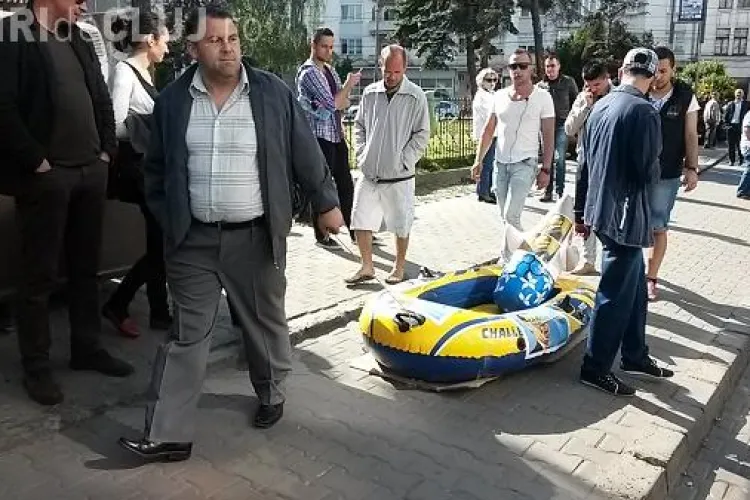 Protest împotriva lui Ponta la Cinema Florin Piersic. Clujenii i-au adus o barcă gonflabilă - VIDEO