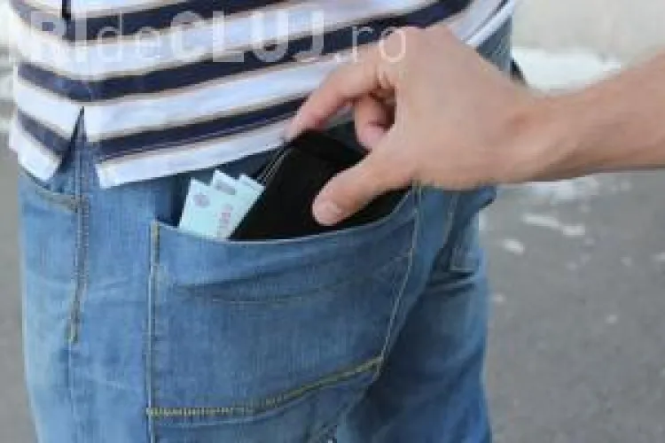 Un hoț cu mâna ”fină” i-a furat unui clujean 1.500 de lei din buzunar, în Piața Unirii