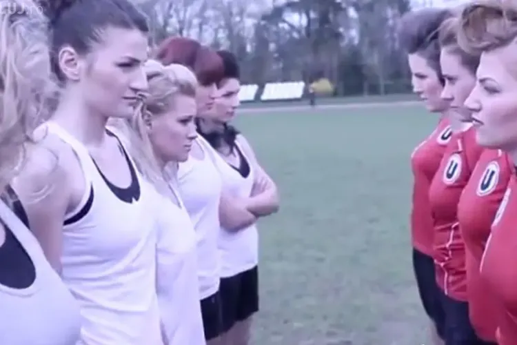 Clip sexy al rugbistelor de la U Cluj. Ce promovează fetele? - VIDEO