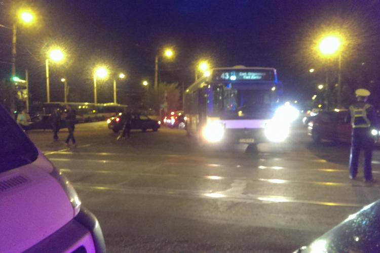Trafic blocat în Mănăștur! O femeie a căzut în autobuzul 43 după o frână bruscă - FOTO