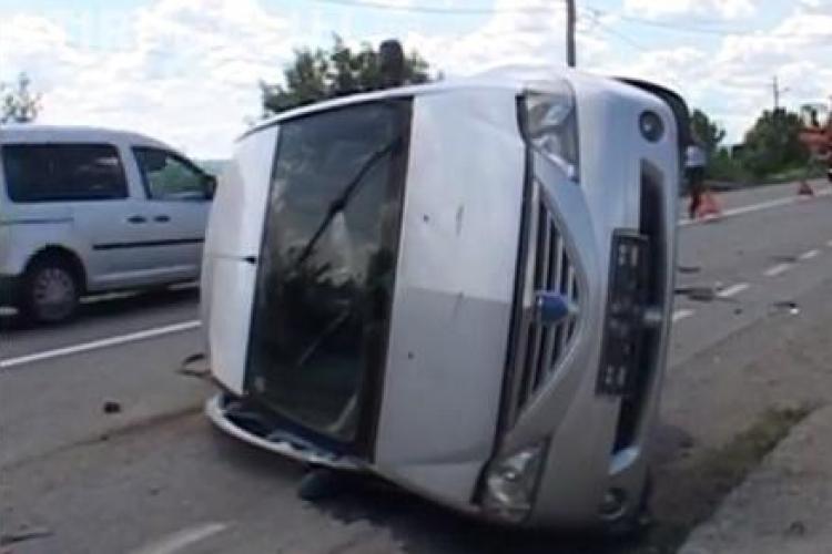 Taxi răsturnat la Curdrioara! A fost lovit din plin de un vitezoman cu Audi VIDEO