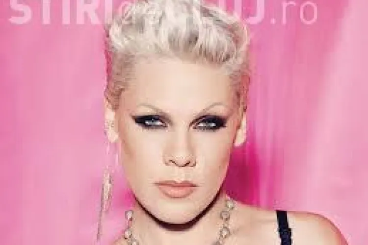 Pink a pozat nud pentru revista People FOTO