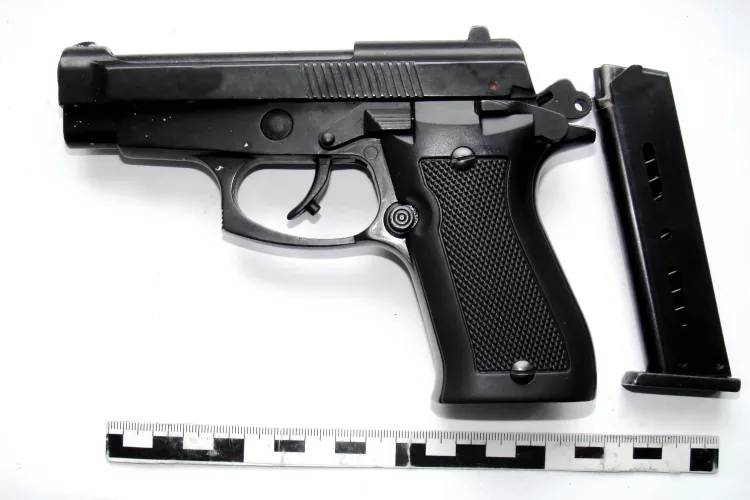 Clujean de 18 ani prins în timp ce încerca să vândă un pistol și 34 de cartușe