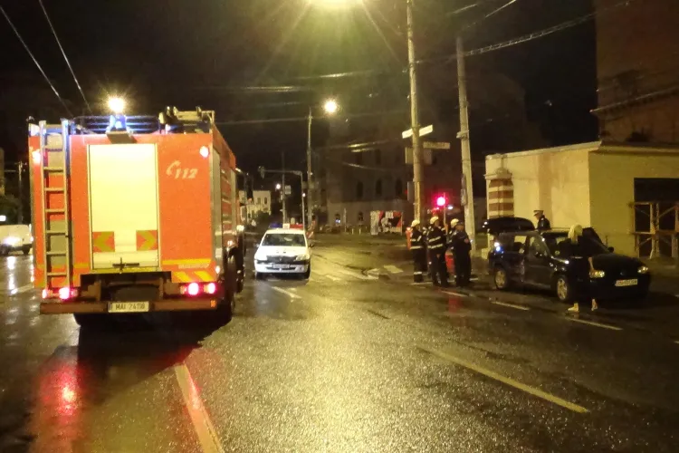 Accident în Piața Cipariu! O mașină de la Pizzeria Toskana a intrat într-un autoturism parcat - VIDEO