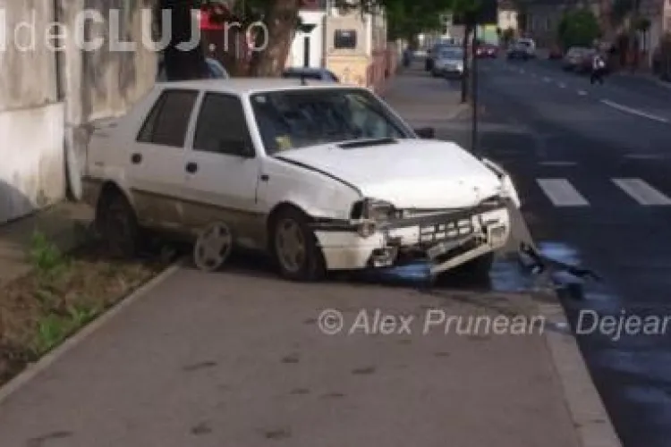 Un dejean s-a izbit cu mașina în zidul unității militare și a fugit de la fața locului