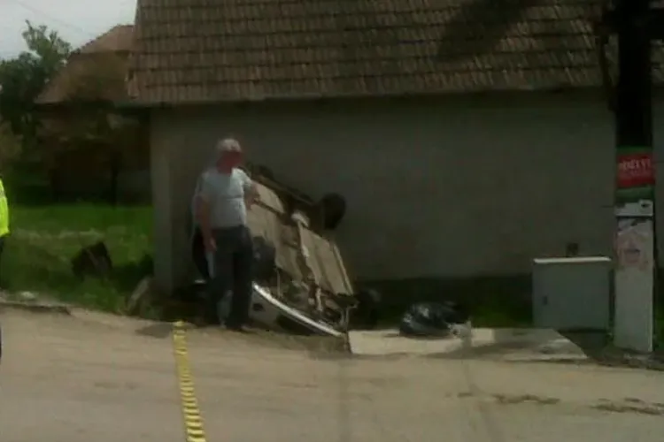 Accident la Tureni! O mașină s-a răsturnat după ce a lovit un TIR FOTO
