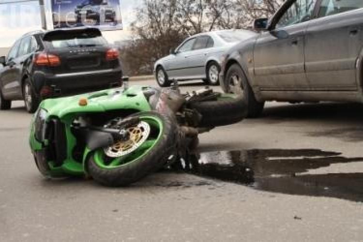 Accident pe strada Donath! Un motociclist a fost lovit de o șoferiță
