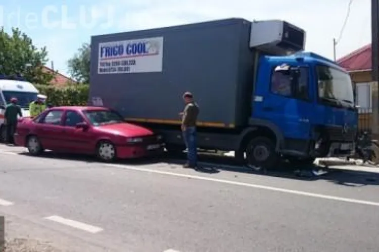 Accident rutier la Urișor. Un șofer de 78 de ani a intrat cu mașina într-un camion