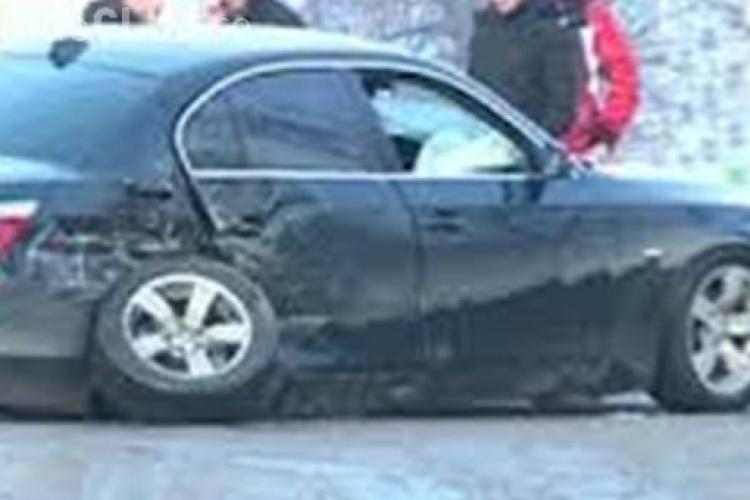 Șoferul unui BMW și-a ”rupt” bolidul într-un crater dn Piața Gării. Primăria Cluj-Napoca plătește reparațiile